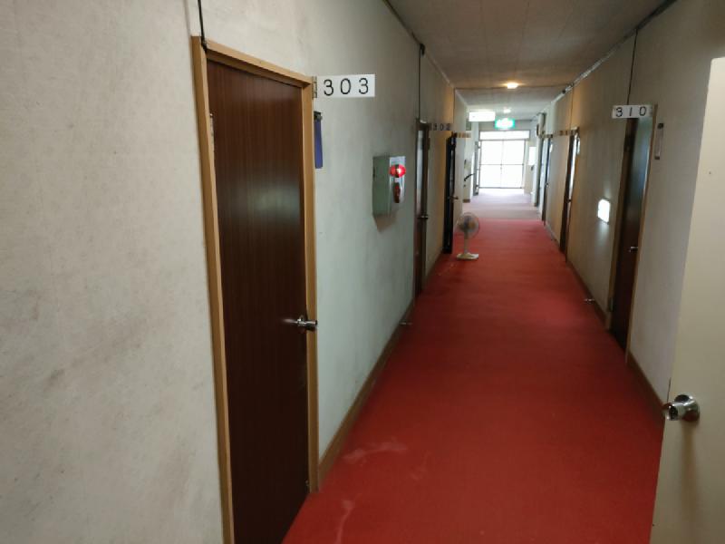 年季が入った廊下